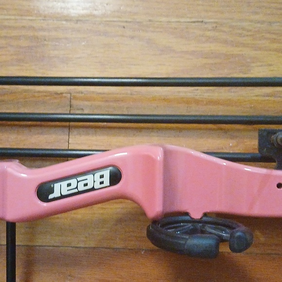 Bear Brave 3 Youth Compound Bow Pink 26" right handed. - Picture 5 of 8